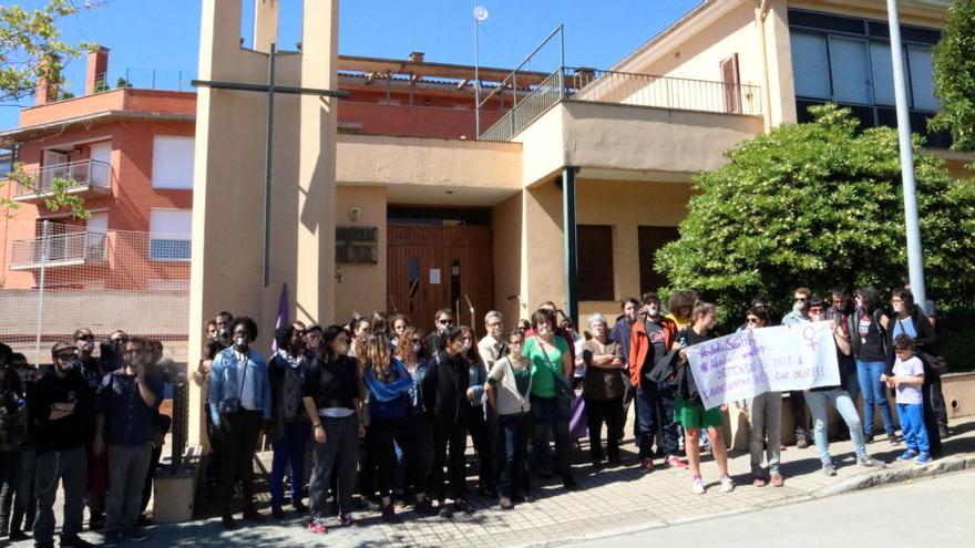Protesta davant l&#039;església de Sant Pere de Banyoles contra la condemna a un proavortista