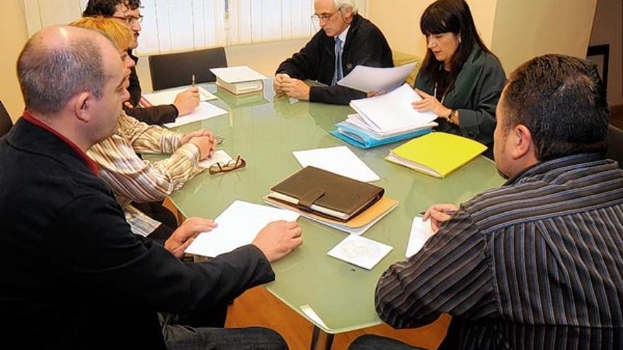 Un instante de la reunión entre sindicatos y representantes de Proinsa, ayer en Pontevedra.