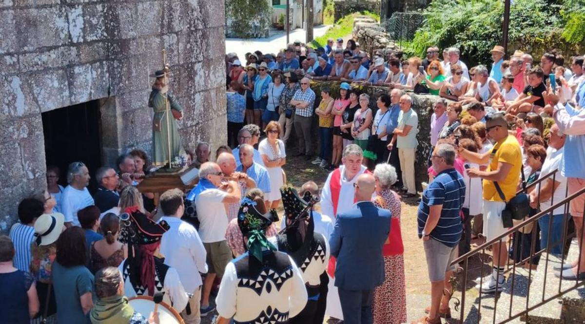 La salida de la procesión de Santiago de Ermelo, en Bueu. | // G.NÚÑEZ
