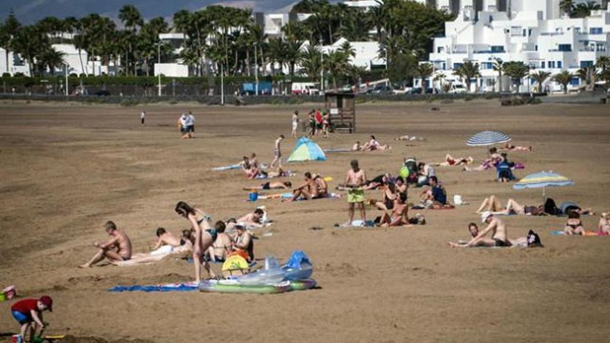 Turistas, ayer, en la playa de Los Pocillos, en Puerto del Carmen. | javier fuentes
