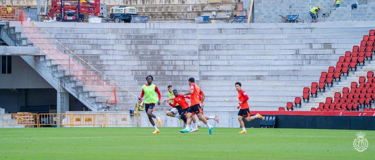 El equipo se ejercitó ayer en Son Moix para preparar el duelo frente al conjunto andaluz.