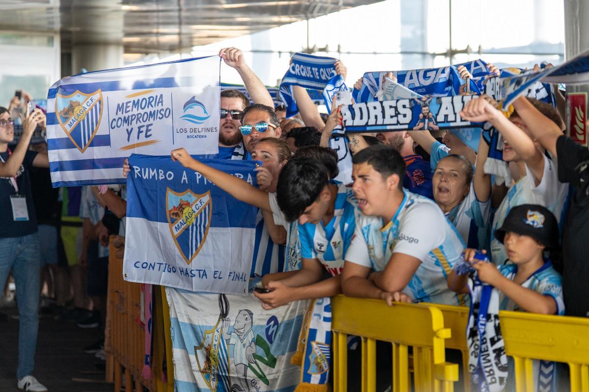 Despedida al Málaga CF en el aeropuerto antes de enfrentarse a la UD Las Palmas en el primer partido del play off de ascenso a la Primera División Despedida al Málaga CF en el aeropuerto antes de enfrentarse a la UD Las Palmas en el primer partido del play off de ascenso a la Primera División