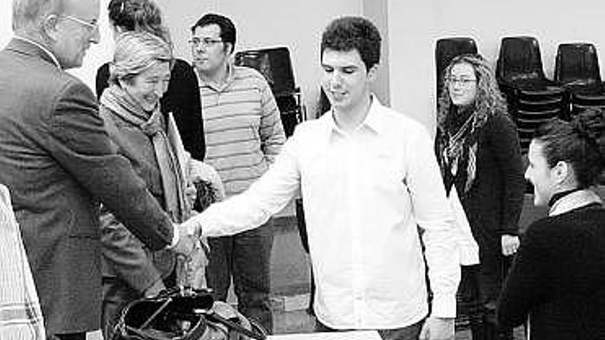 González saluda al representante de alumnos de Informática, Rubén Menes.