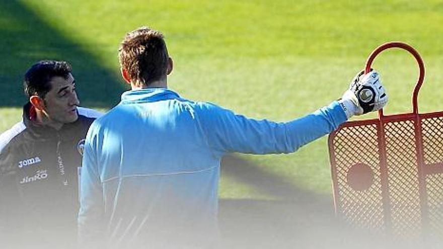 Valverde charlando con Guaita en el entrenamiento