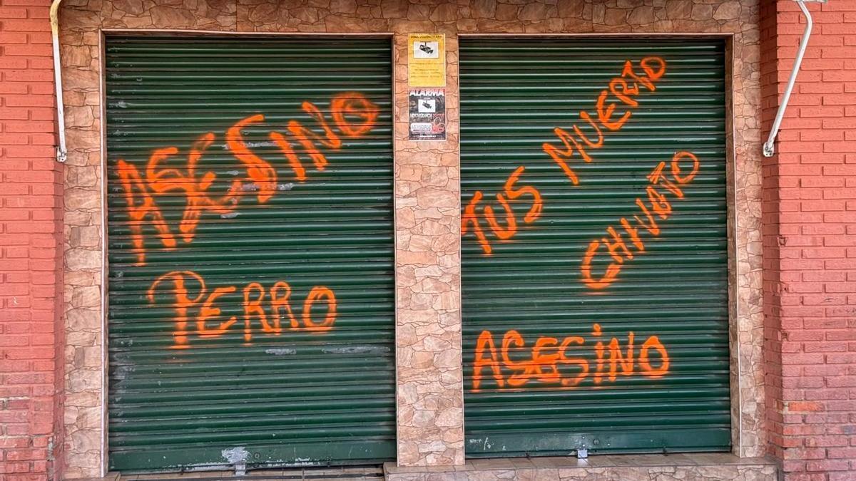 Pintadas en la panadería que regentaba el autor confeso de la muerte de David Salazar en Badajoz.