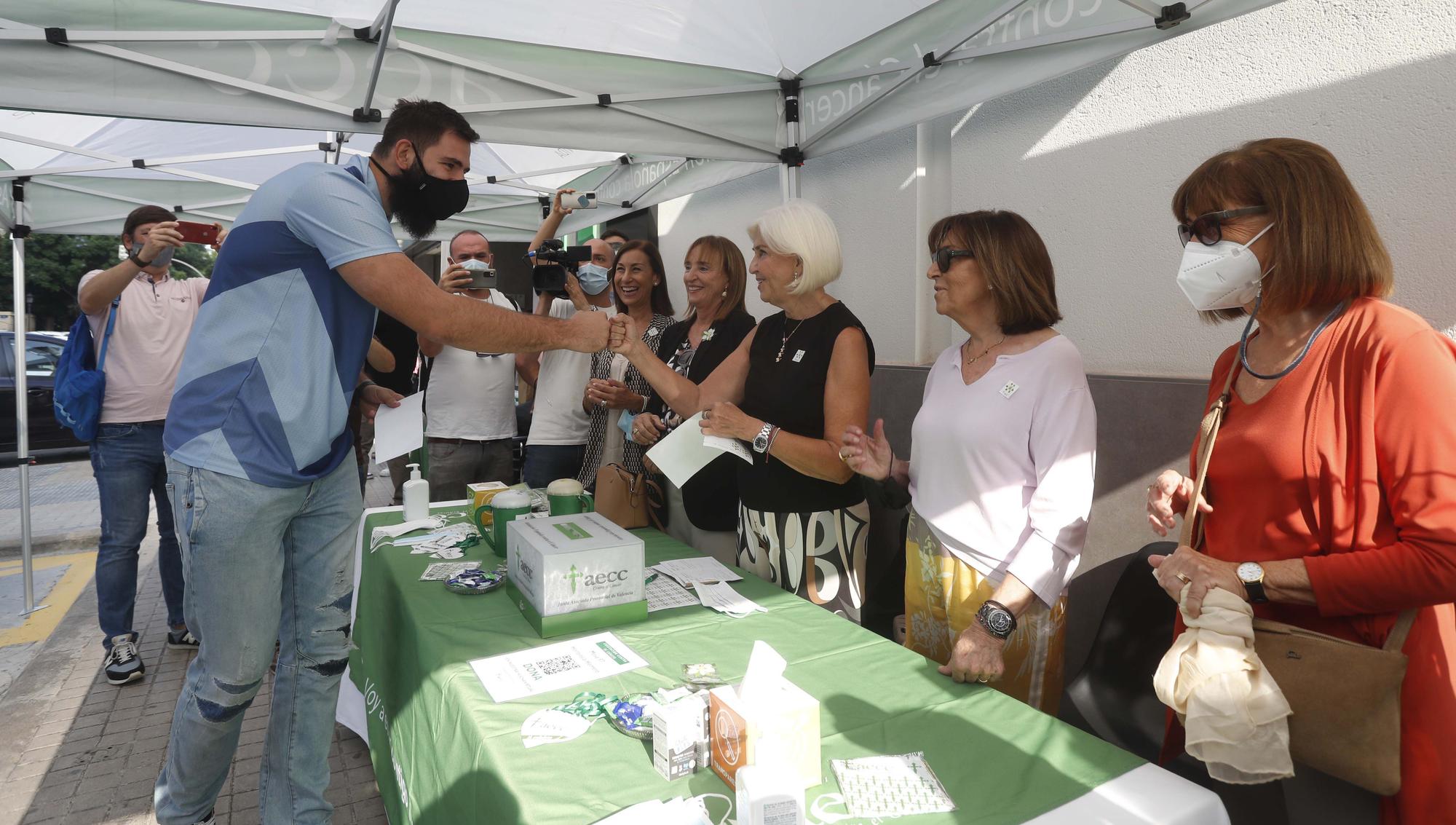 El Valencia Basket acude a su cita anual en la cuestación contra el cáncer