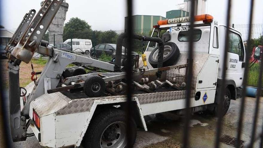 Grúa aparcada ayer en la parcela municipal de obras de Sabón, en Arteixo.