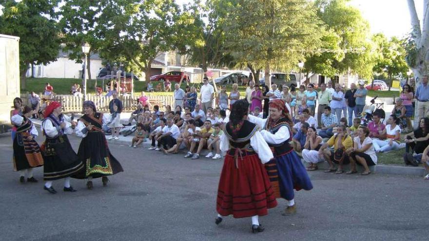 Manteos y Monteras en una de sus actuaciones.