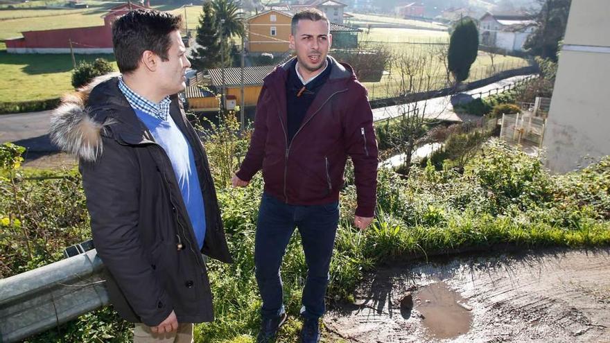 Pedro de Rieda, con el edil del PP Miguel Amado Lorenzo, al inicio de la Senda del Agua, en Molleda (Corvera).