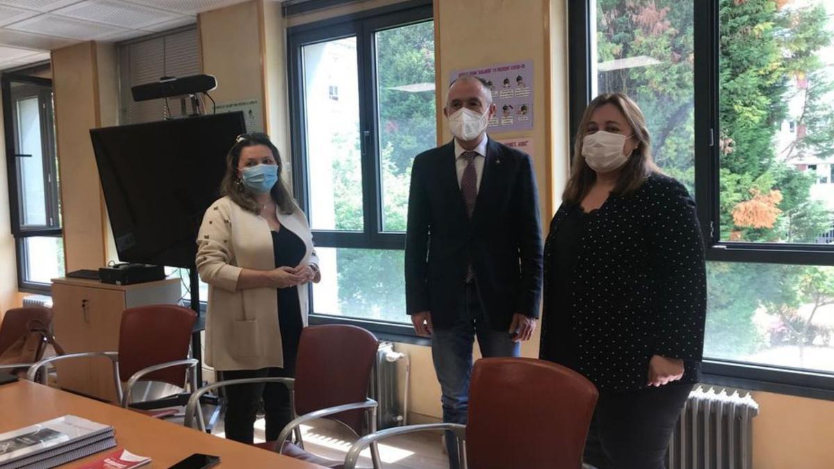 Por la izquierda, Mercedes Martínez, Luis Felipe Fernández y Lydia Espina, ayer, en Oviedo.