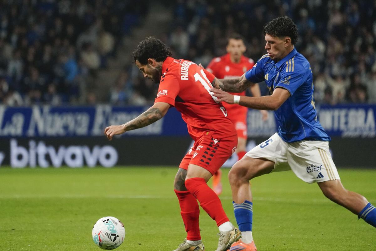 OVIEDO (ASTURIAS), 03/11/2025.- El defensa del Oviedo Javier López (d) pelea un balón con el centrocampista del Osasuna Rubén García durante el partido de la jornada 11 de LaLiga EA Sports que disputan el Real Oviedo y el Osasuna, en el estadio Carlos Tartiere. EFE/ Paco Paredes