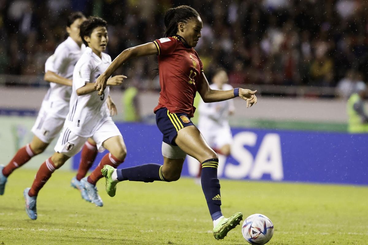 AMDEP6021. SAN JOSÉ (COSTA RICA), 28/08/2022.-  Salma Paralluelo (d) de España avanza con el balón hoy, en la final de la Copa Mundial Femenina Sub-20 entre España y Japón, en el estadio Nacional en San José (Costa Rica). EFE/Jeffrey Arguedas