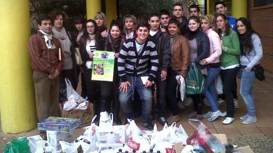 Alumnos del Sixto Marco de Elche durante la campaña de recogida de alimentos.