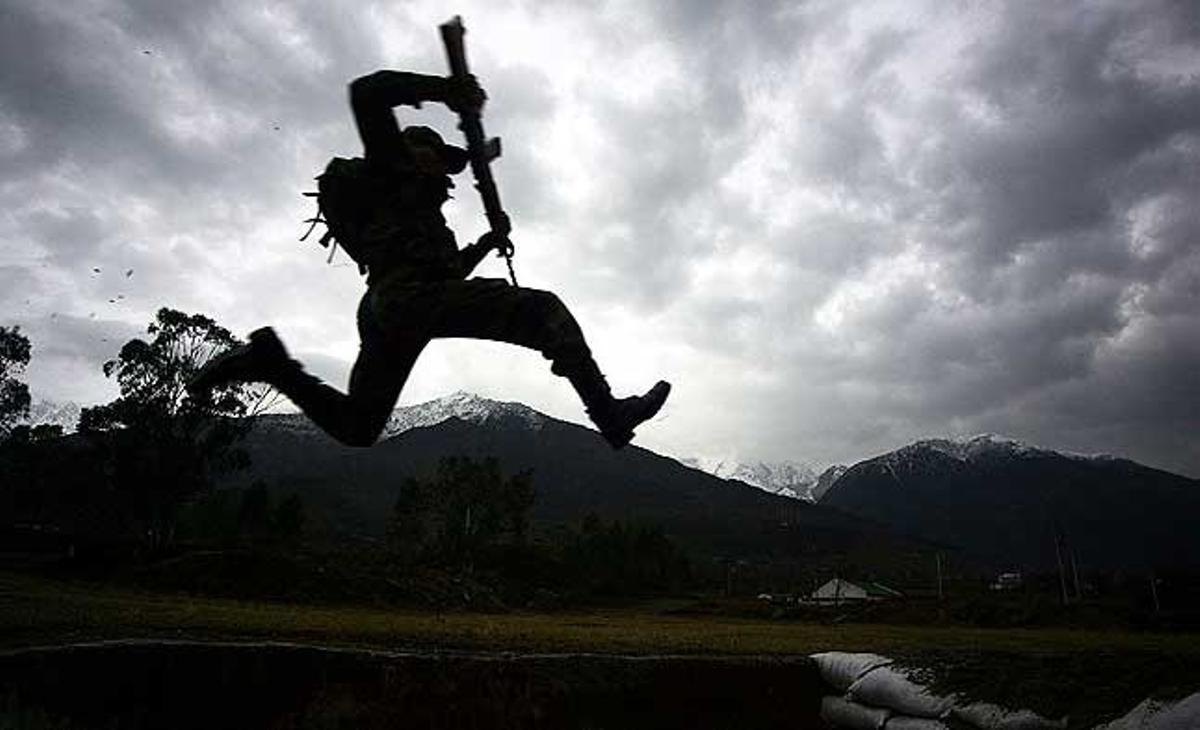 Un soldat indi salta durant una sessió de preparació en l’escola militar Yol Cantt a Himachal Pradesh (Índia).