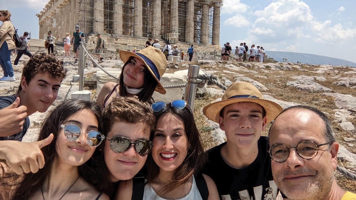 Los estudiantes sariñenenses con sus profesores en el Partenón de Atenas, a su regreso desde la isla de Creta.