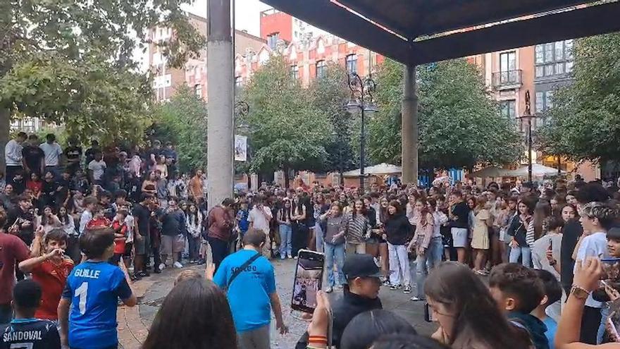 ¿Qué es "farmear aura" y por qué solo en Oviedo reunió a más de 500 jóvenes? El nuevo fenómeno viral que arrasa en todo el mundo llega a Asturias
