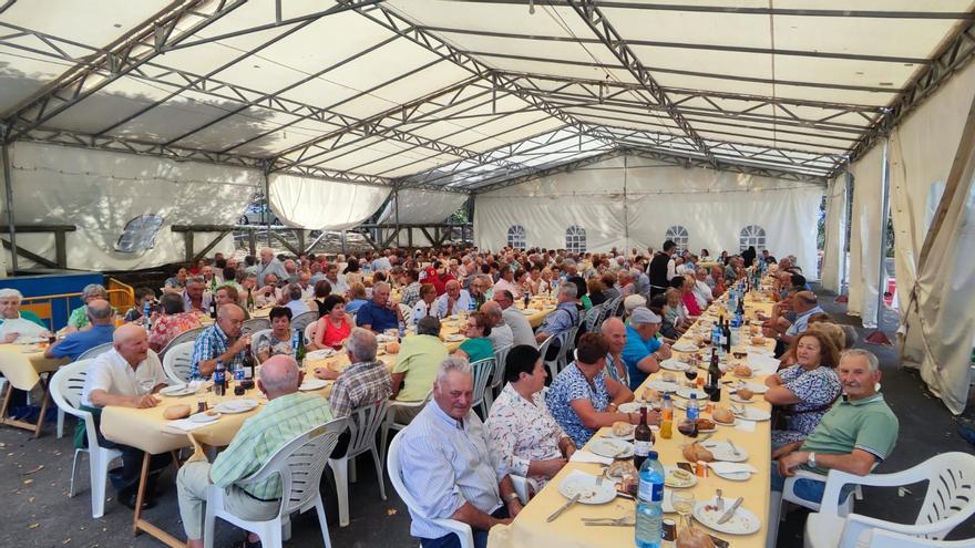 Villayón reúne a 300 mayores del concejo en su comida para la tercera edad más exitosa
