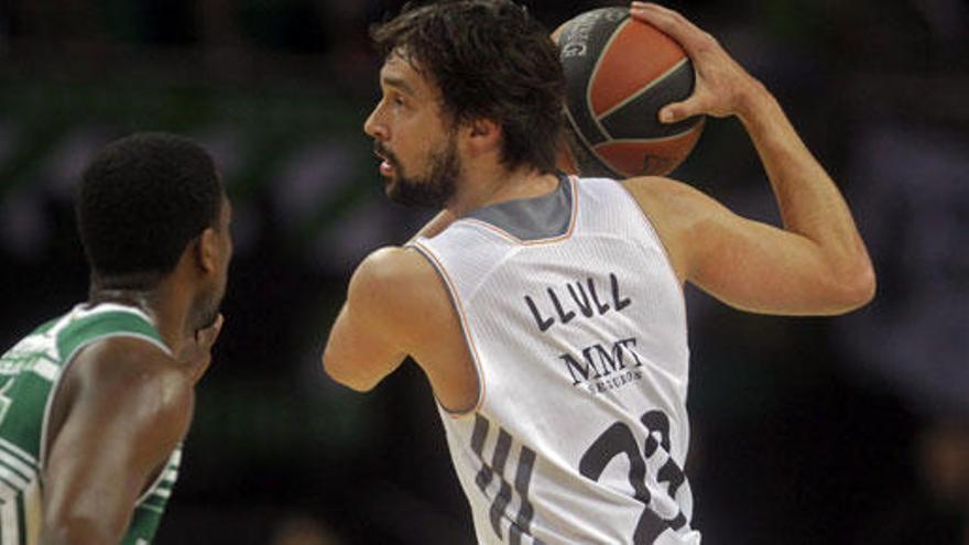 Dentmon intenta bloquear al base Sergio Llull