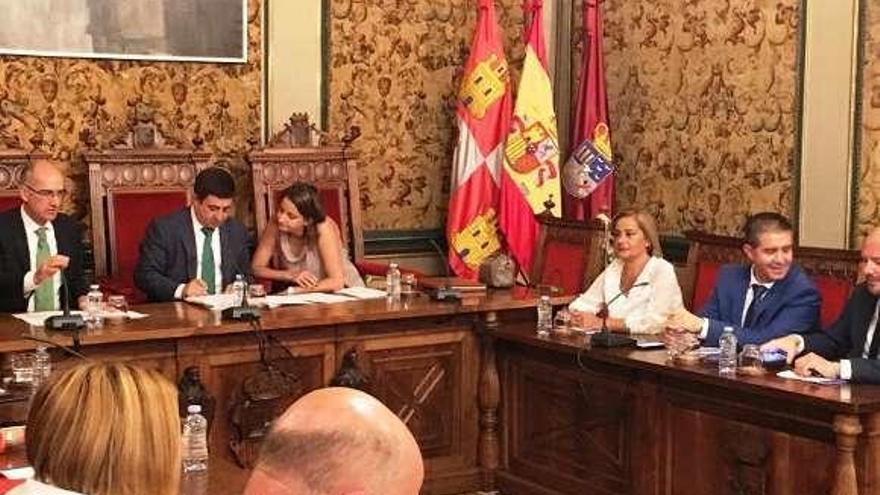 Silva en la cumbre de la FEMP celebrada en Salamanca. // Diputación