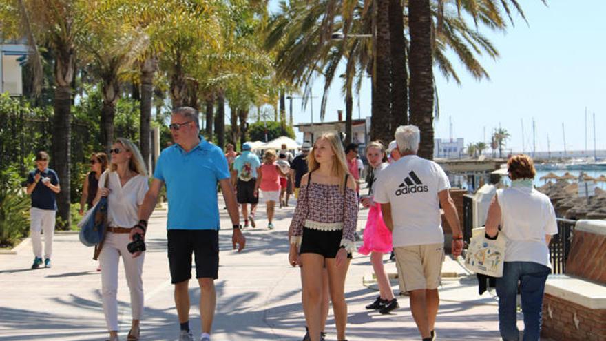 Los turistas ya se dejan ver por Marbella desde la Semana Santa.