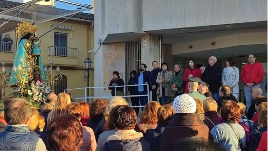 La Peregrina hizo una parada en el Ayuntamiento de Paiporta ante los concejales del PSOE y del PP.