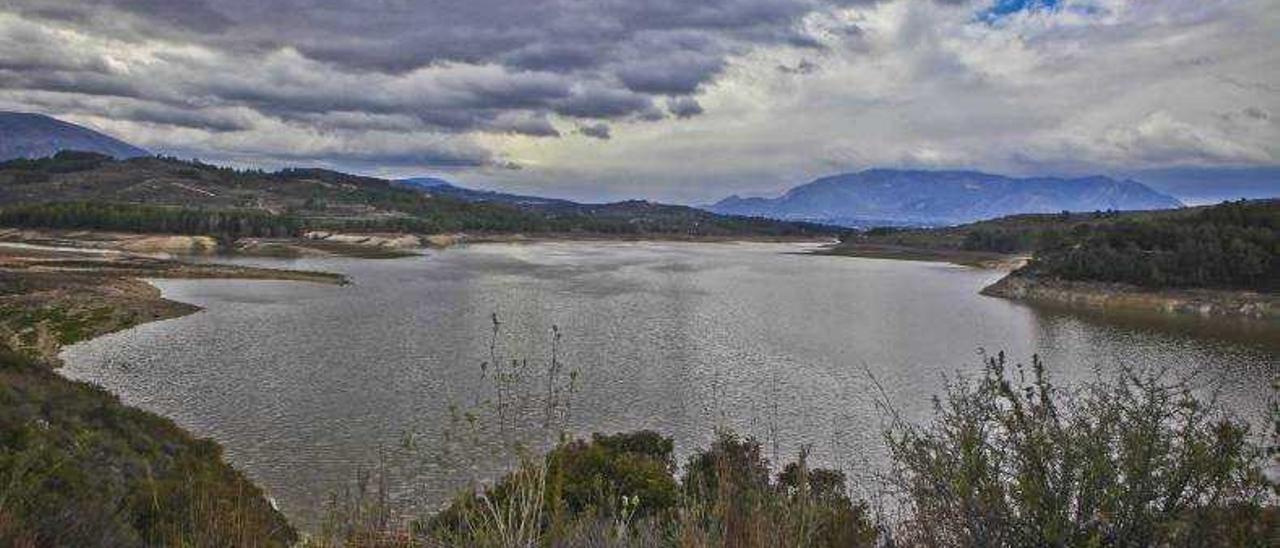 Las lluvias doblan las reservas del pantano de Beniarrés tras tocar fondo a final de año