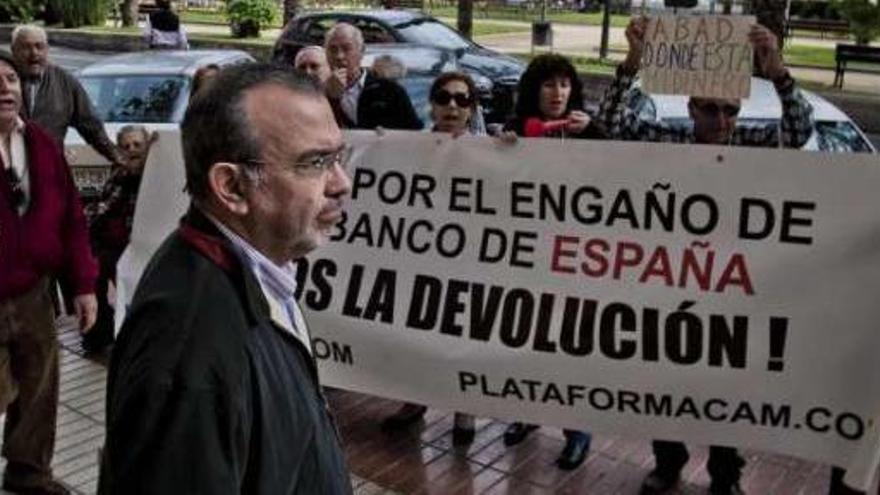 A la izquierda, afectados de la CAM abroncaron a Roberto López. A la derecha, José Belmonte, presidente de la Plataforma increpa a López Abad a la salida de clase.
