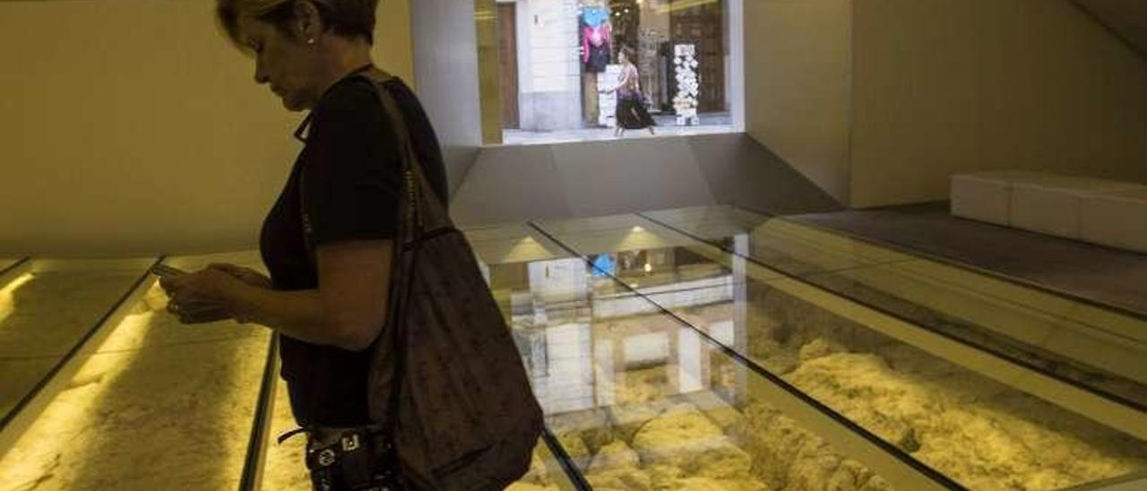 Una visitante, recorriendo el interior del Museo de Bellas Artes.