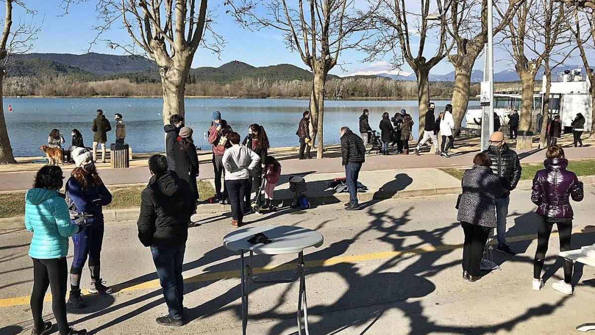 Els veïns aprofiten el sol per passejar per l&#039;Estany de Banyoles