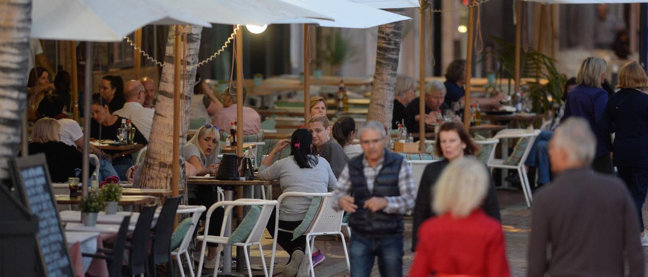 Turistas en una terraza del paseo de Las Canteras.