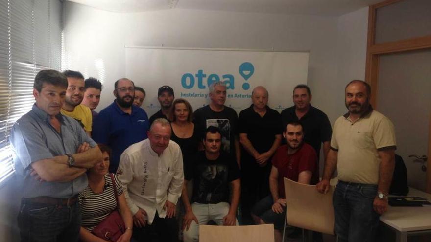 Participantes en la reunión de constitución de la junta local de OTEA en Carreño.