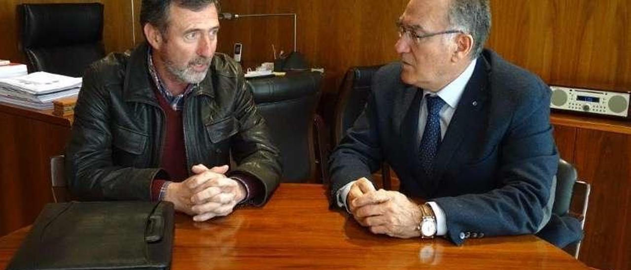 Abraldes, en la reunión con García en la Fegamp. // FdV