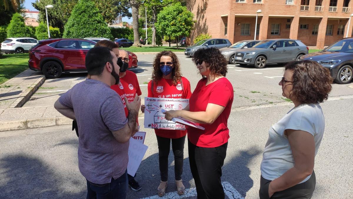 Entrega de firmas por UGT a la directora general ante la conselleria de Educación