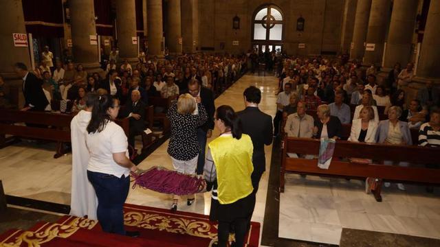 Un momento del acto de imposición de medallas de la Cofradía del Cristo de la Victoria en La Colegiata.   | // RICARDO GROBAS