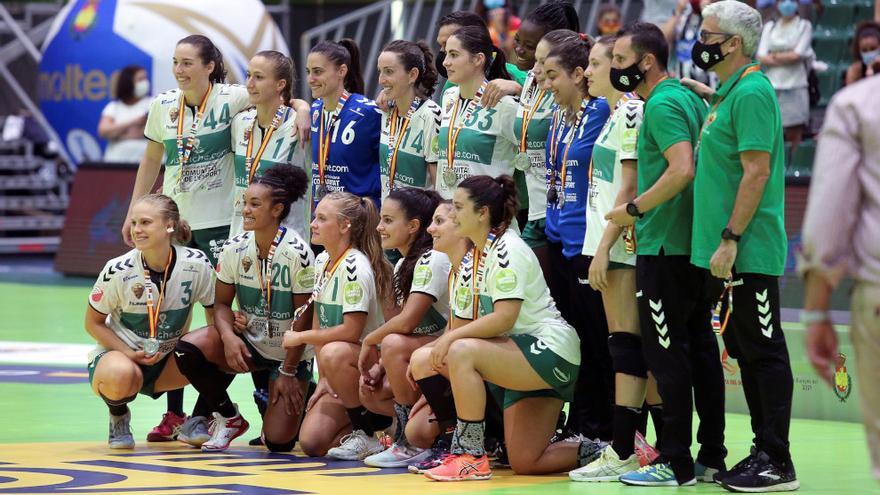 Las jugadoras del Elche posan con la medalla de subcampeonas de la Copa de la Reina.