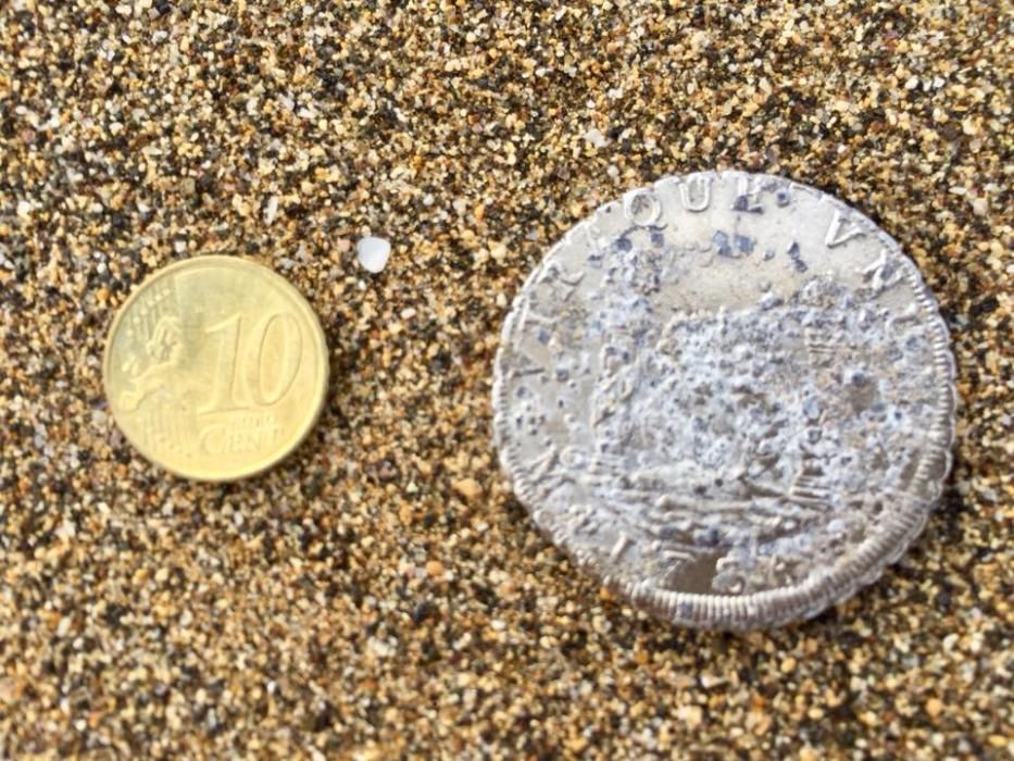 Encuentran una moneda del siglo XVIII en la playa de Las Canteras