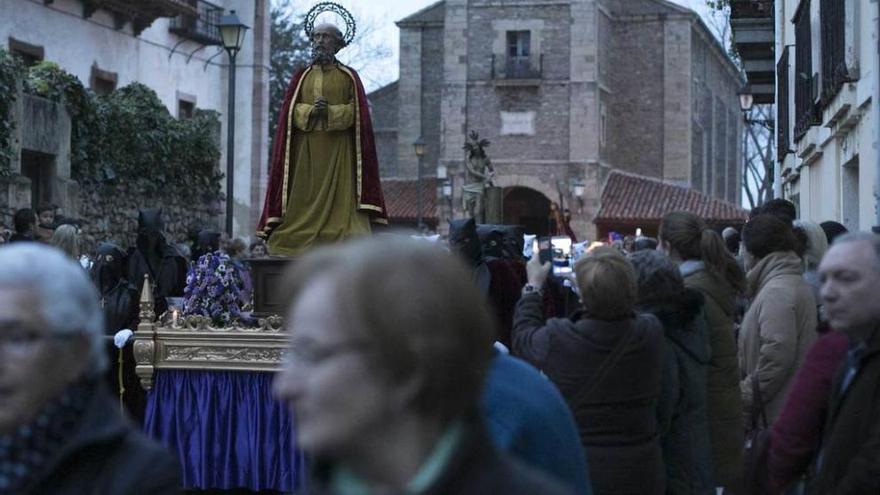 Gran afluencia de público en la procesión del Nazareno en Luanco