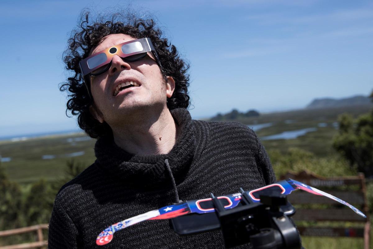 Un joven observa un eclipse parcial de sol en Chile en 2017.