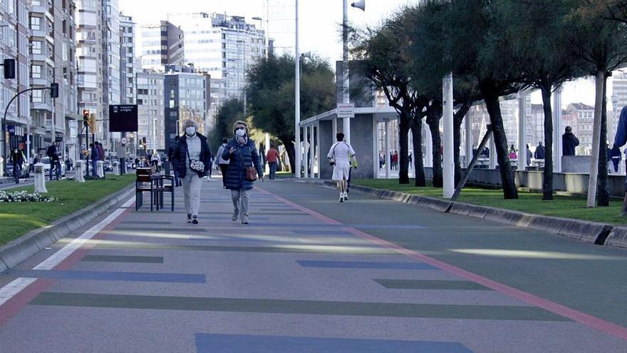 Paseantes en la nueva zona peatonal del Muro. | DANIEL MON