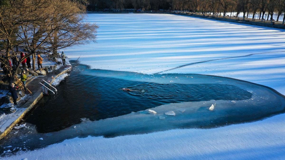 Baños bajo cero en un lago helado de Shenyang (China)