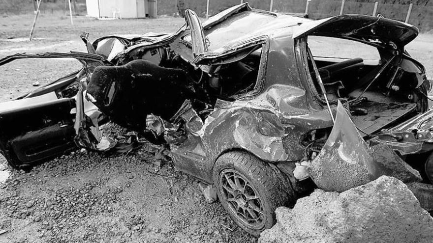El vehículo en el que viajaban los dos jóvenes fallecidos en Viveiro, tras el accidente. la opinión