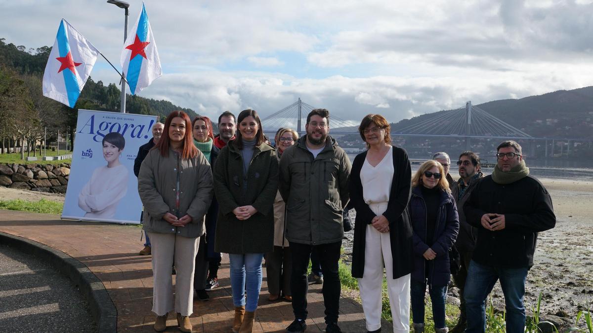 En el centro, Leticia Santos, Paulo Ríos y Carme da Silva en Domaio, con el puente de Rande detrás.