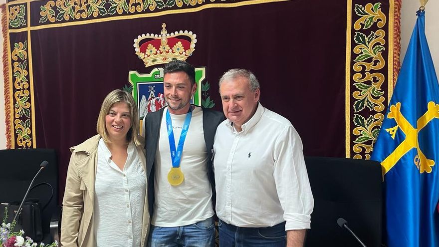 Gimena Llamedo, vicepresidenta del Principado; el piragüista Pedro Vázquez Llenín, y el alcalde de Parres, Emilio García Longo, tras la consecución de la medalla de oro en el Mundial, el pasado verano.