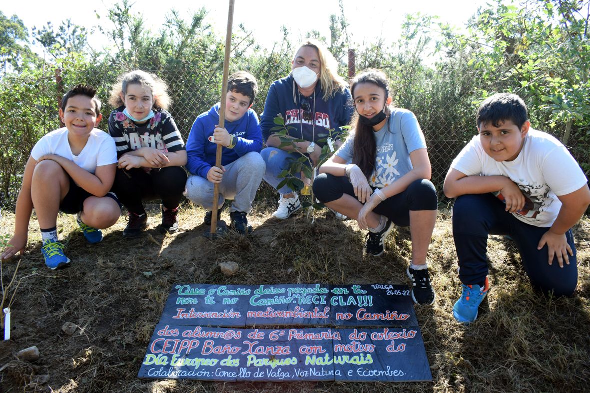 Alumnos y una profesora participantes en la actividad.