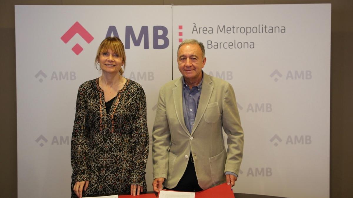 La alcaldesa Lluïsa Moret y Antonio Poveeda (AMB) durante la firma del convenio de colaboración