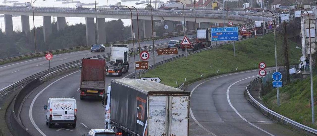 Varios camiones circulan por la autopista AP-9 en dirección al puente de Rande. // R. Grobas