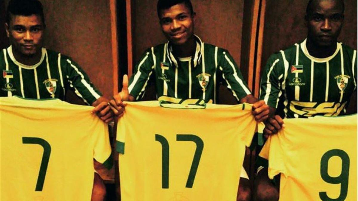 Reinildo Mandava, en el centro, con la camiseta del Ferroviário, con el que firmó su primer contrato profesional.