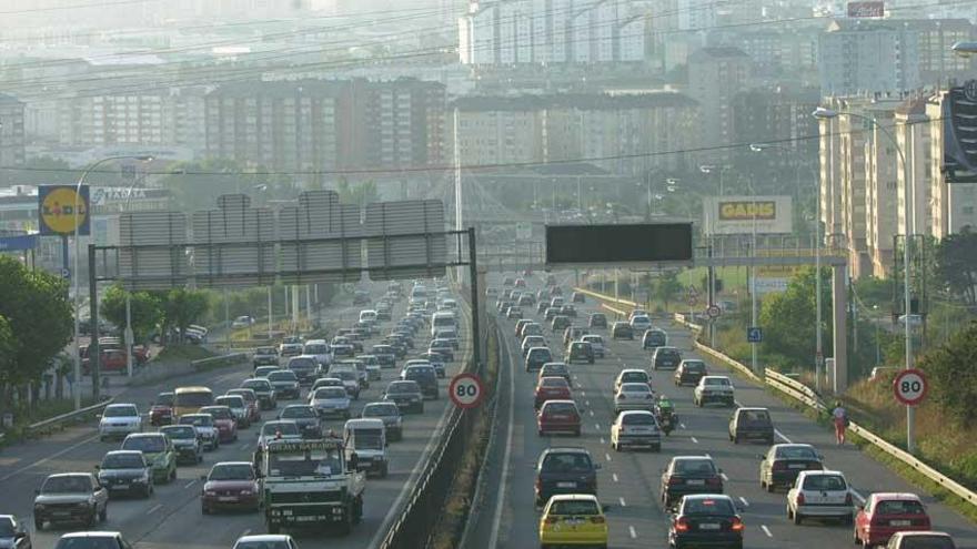 Retenciones de tráfico en la avenida Alfonso Molina en dirección salida de la ciudad.