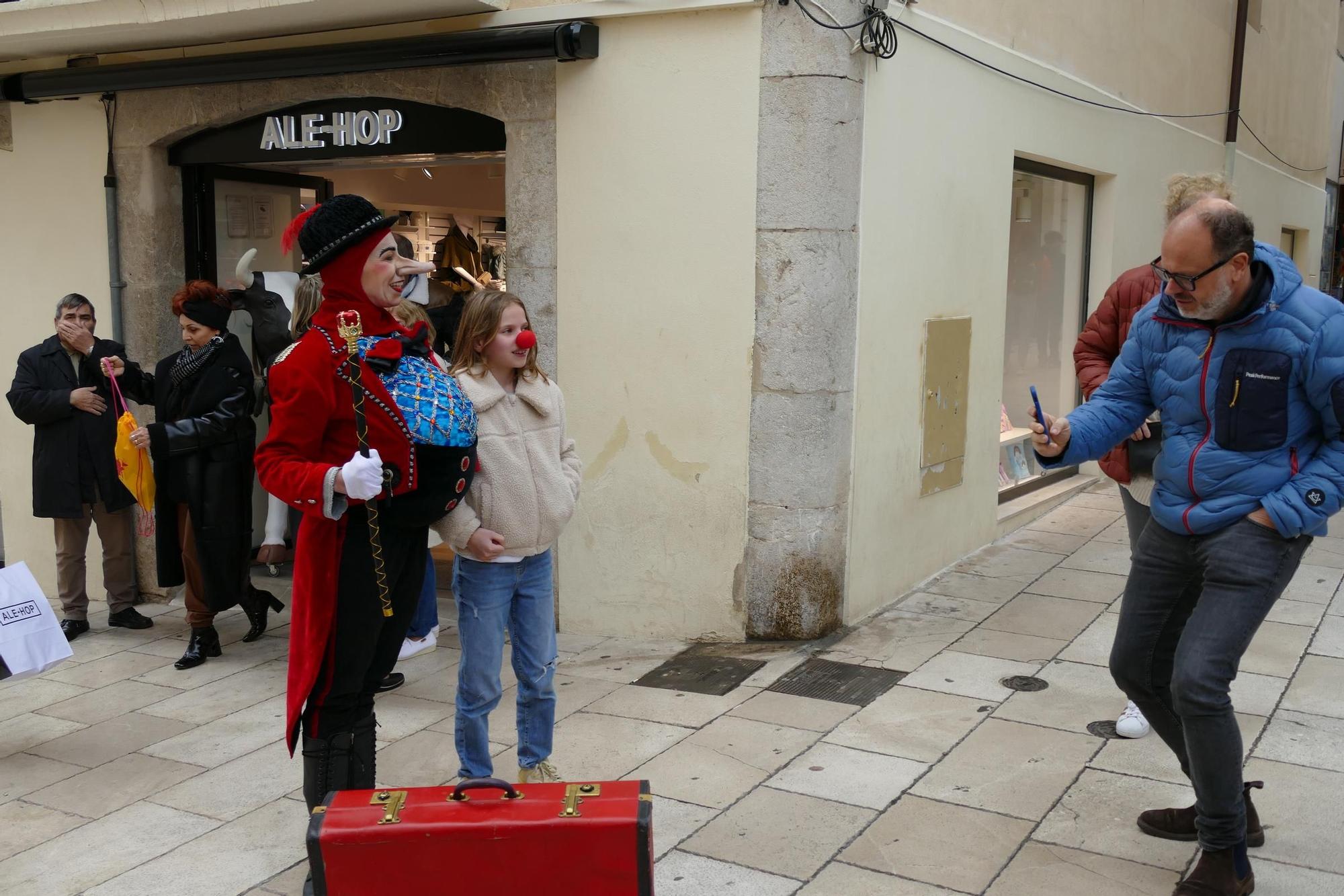 La Dona dels Nassos passeja pel centre de Figueres