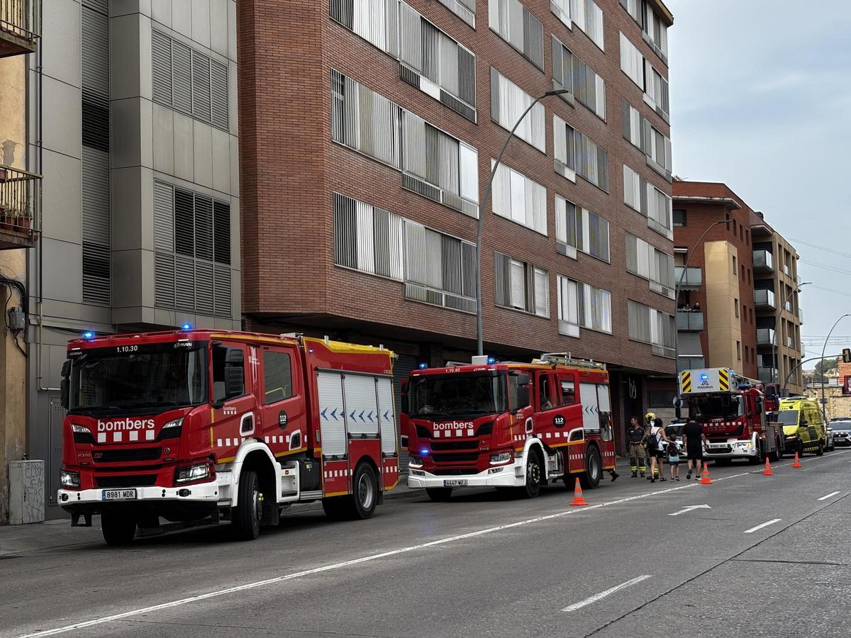Un incendi en un pis de la carretera de Vic de Manresa mobilitza quatre dotacions dels Bombers